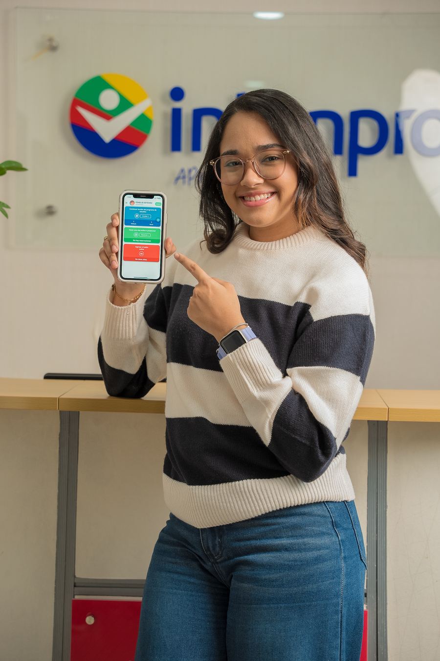 Estudiante de Intenpro usando la app para estudiar y reservar su clase