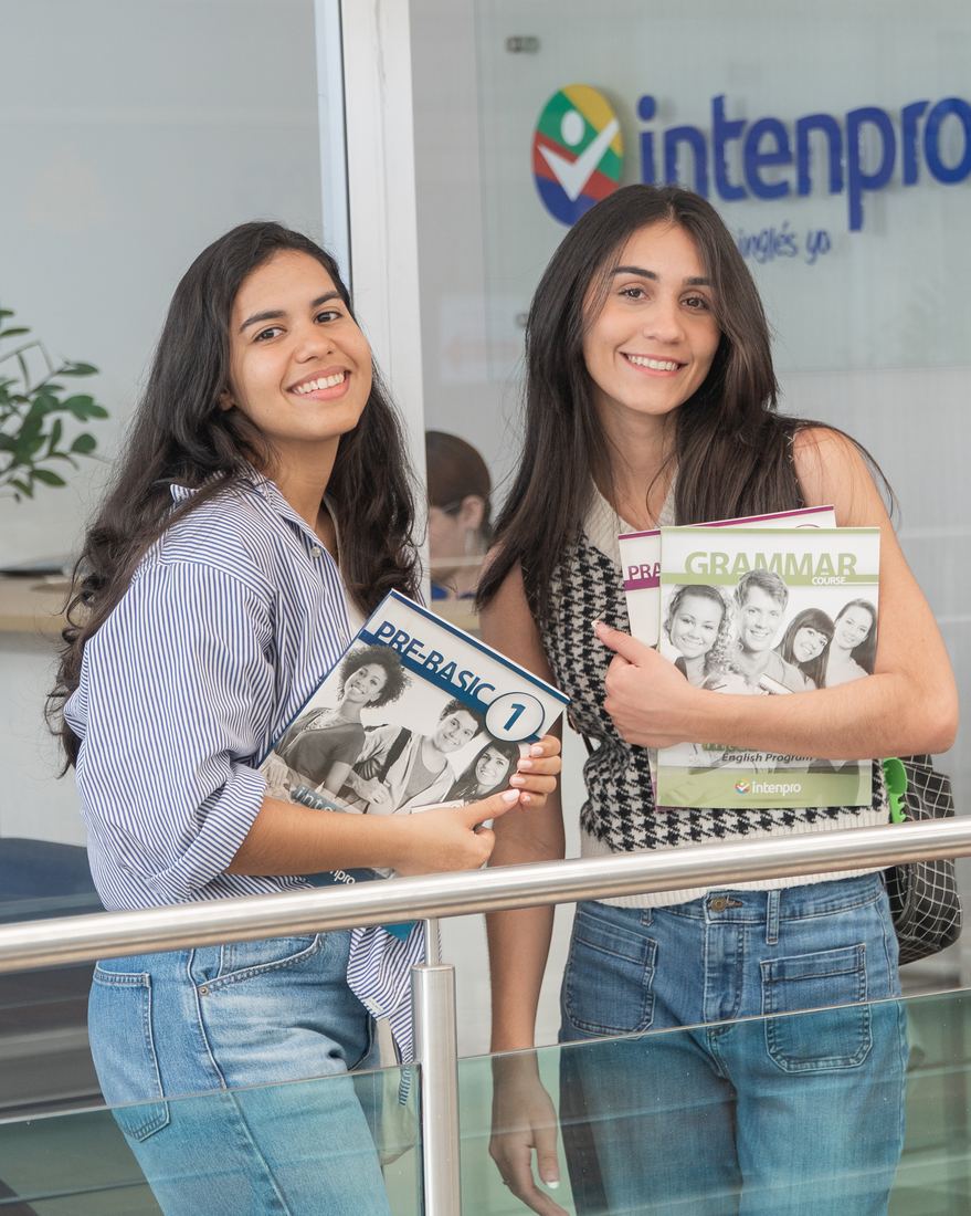 Estudiantes de Intenpro con los libros del programa presencial