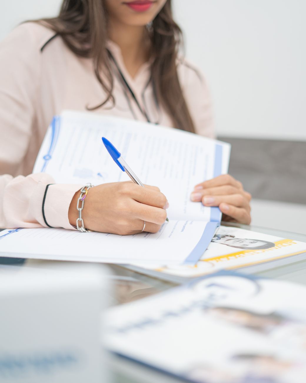 Estudiante de Intenpro tomando notas con su material del curso